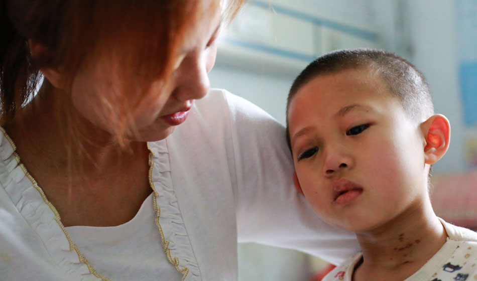 小彬嫻，7歲，家住邯鄲磁縣桑莊村，前一天還在家里玩得十分開(kāi)心。3月21日凌晨2點(diǎn)多，她的鼻子突然開(kāi)始流血，小彬嫻的爸爸桑先生立刻抱起孩子跑到了村里的小門(mén)診，醫(yī)生本以為只是普通的上火流鼻血，建議回去冰敷，細(xì)心的爸爸看到孩子的喉嚨一直在吞咽什么東西，突然從小彬嫻的嘴里涌出大量鮮血，醫(yī)生和桑先生頓時(shí)嚇懵了，醫(yī)生建議趕緊送往大醫(yī)院。當(dāng)天下午，父母帶孩子來(lái)到邯鄲市第四醫(yī)院，在此過(guò)程中，小彬嫻不斷出現(xiàn)吐血的情況，經(jīng)過(guò)醫(yī)生檢查當(dāng)時(shí)的小彬賢體內(nèi)所剩的血液不足300個(gè)血小板(正常人每立方毫米血液中大約含有10～30萬(wàn)個(gè)血小板).經(jīng)過(guò)4天的輸血治療，小彬嫻的情況并沒(méi)有好轉(zhuǎn)。3月24日，第四醫(yī)院對(duì)其進(jìn)行了2遍血常規(guī)的檢驗(yàn)，發(fā)出了“隨時(shí)都有生命危險(xiǎn)”的通知。情況緊急，桑先生傍晚帶孩子趕到了邯鄲市中心醫(yī)院。3月25日，小彬賢經(jīng)過(guò)2次骨髓穿刺檢查，并到天津研究院做了進(jìn)一步確認(rèn)，最后被確診為“急性粒細(xì)胞白血病M3型”。