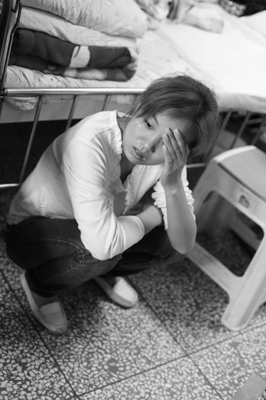 女兒熟睡之后，媽媽總會(huì)一個(gè)人想很多，女兒的病情、巨額的醫(yī)療費(fèi)用時(shí)刻充斥著她的大腦，年輕的媽媽在這種情境下變得憔悴了很多，她不知道小彬嫻什么時(shí)候會(huì)好起來(lái)，帶著她穿梭在小公園里看著她稚嫩的笑。