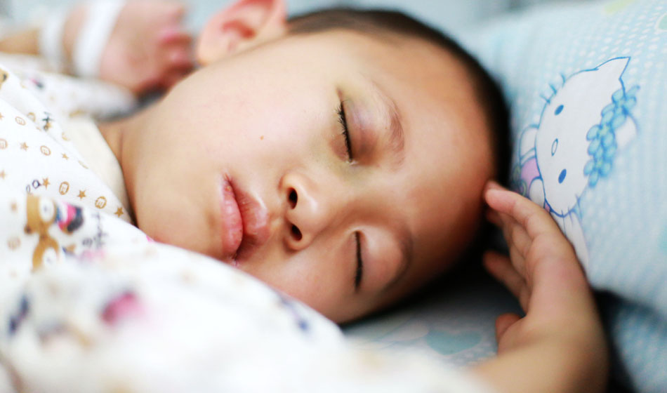 小彬嫻眼部、嘴部、脖子等出血點(diǎn)致使她無(wú)法吃硬東西，不小心劃破一下對(duì)她就是最大的損失，每個(gè)人都在保護(hù)著她，包括幼小的她自己。