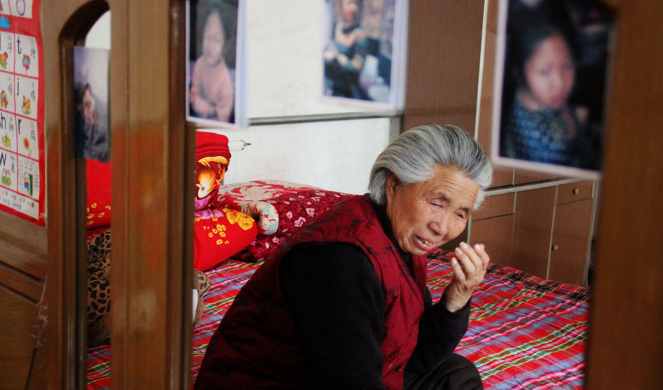 小彬嫻80歲的老奶奶每天在家祈禱小彬嫻早日回來(lái)。“老奶奶最親”這是小彬嫻對(duì)“誰(shuí)最親”這個(gè)問(wèn)題最多的回答，小彬嫻和老奶奶就像是一對(duì)好朋友，兩個(gè)人在一起總是歡聲笑語(yǔ)。而現(xiàn)在，老奶奶每天看著鏡子前的小彬嫻的照片就會(huì)淚流滿(mǎn)面。